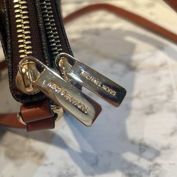 Michael Kors monogram crossbody - Picture 12 of 12